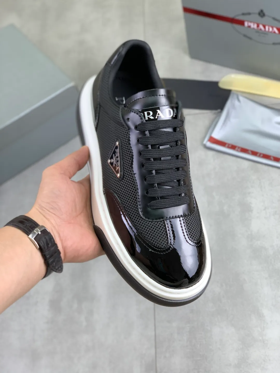 Men's Men's Shoes 💰P600 💰【New Style】 The latest model of high-quality PRADA classic men's shoes has been launched on the official website at 1:1, synchronized in Hong Kong, and on the same catwalk; all made of calfskin➕imported cowhide lining, 🍡🍡original rubber outsole, non-slip and wear-resistant; comfortable on the feet, attractive style, fine workmanship, and simple and neat shoe lasts, showing the courage and toughness of men, 👍Size: 39-44 (45 can be customized) black White color🉑️choose